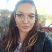 Studentessa universitaria per materia di filosofia nei contesti urbani dà lezioni individuali per qualsiasi esigenze particolari